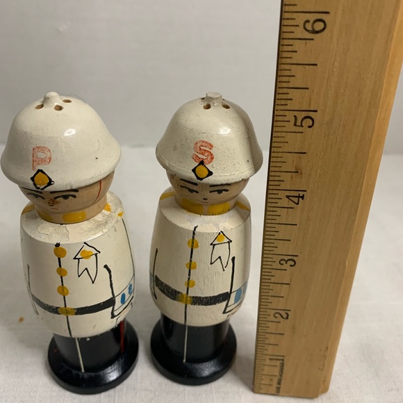 VINTAGE| Wooden Salt and Pepper Shakers - Picture 11 of 12
